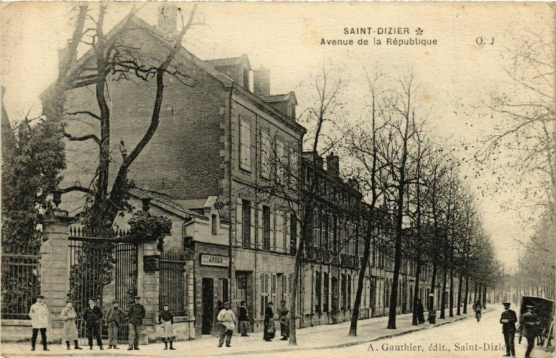 Carte postale ancienne Saint-Dizier Avenue de la République à Saint-Dizier