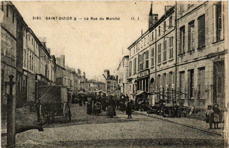 Carte postale ancienne Saint-Dizier Rue du Marché à Saint-Dizier