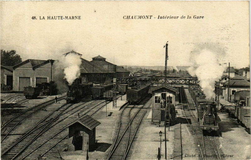 Carte postale ancienne Chaumont - Interieur de la Gare à Chaumont