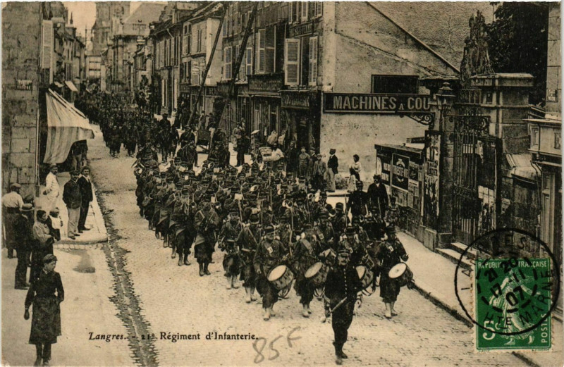 Carte postale ancienne Langres 21e Régiment d'Infanterie à Langres