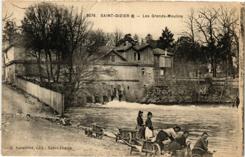 Carte postale ancienne Saint-Dizier - Les Grands Moulins à Saint-Dizier