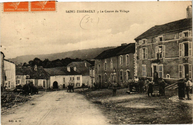 Carte postale ancienne Saint-Thiebault - La Centre du Village à Saint-Thiébault