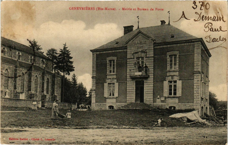 Carte postale ancienne Genevrieres - Mairie et Bureau de Poste à Genevrières