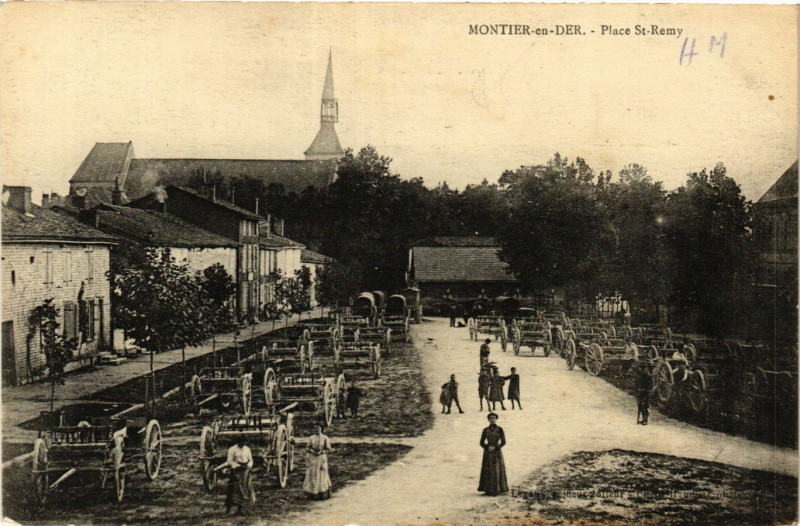 Carte postale ancienne Montier en Der - Place Saint-Remy