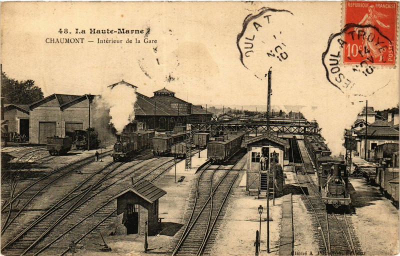 Carte postale ancienne Chaumont - Interieur de la Gare à Chaumont