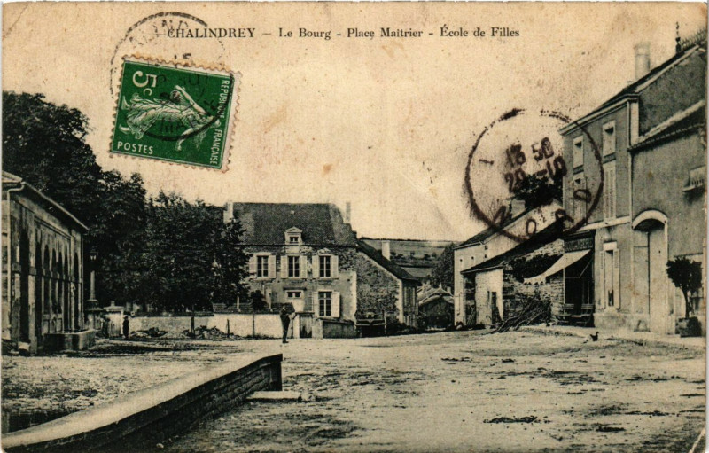 Carte postale ancienne Chalindrey - Le Bourg - Place Maitrier à Chalindrey