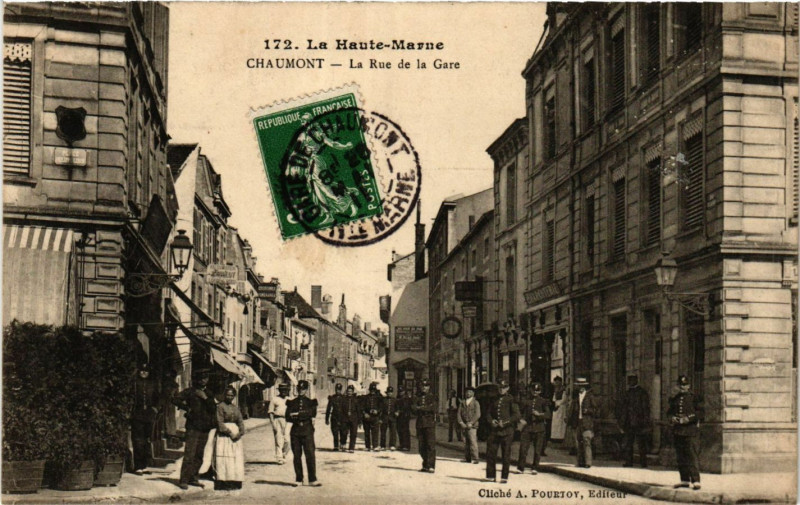 Carte postale ancienne Chaumont - La Rue de la Gare à Chaumont
