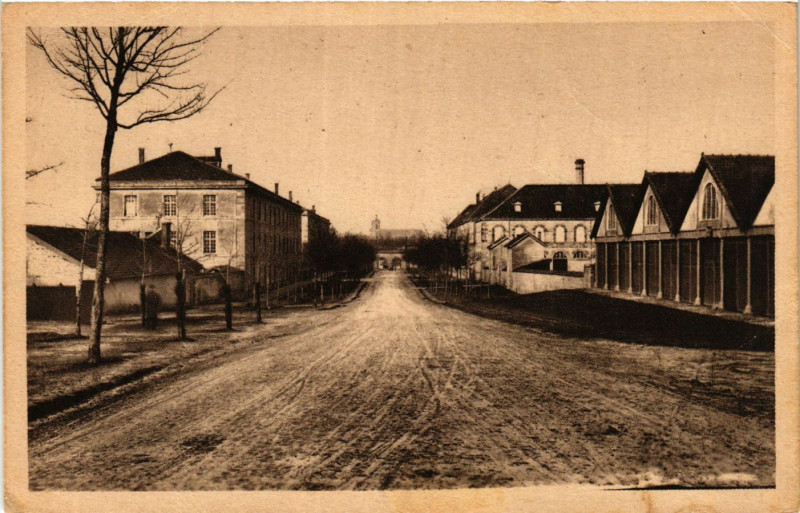 Carte postale ancienne Langres - Avenue Turenne à Langres
