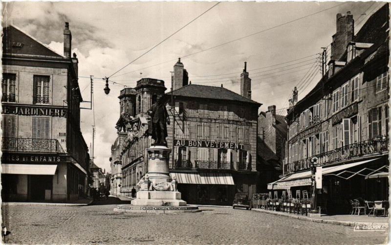 Carte postale ancienne Langres - Place Diderot à Langres