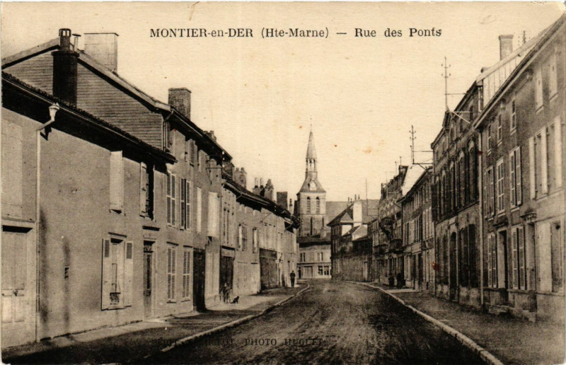Carte postale ancienne Montier en Der - Rue des Ponts