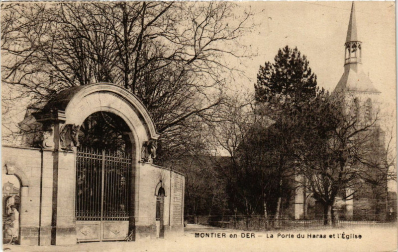 Carte postale ancienne Montier en Der - La Porte du Haras et l'Eglise
