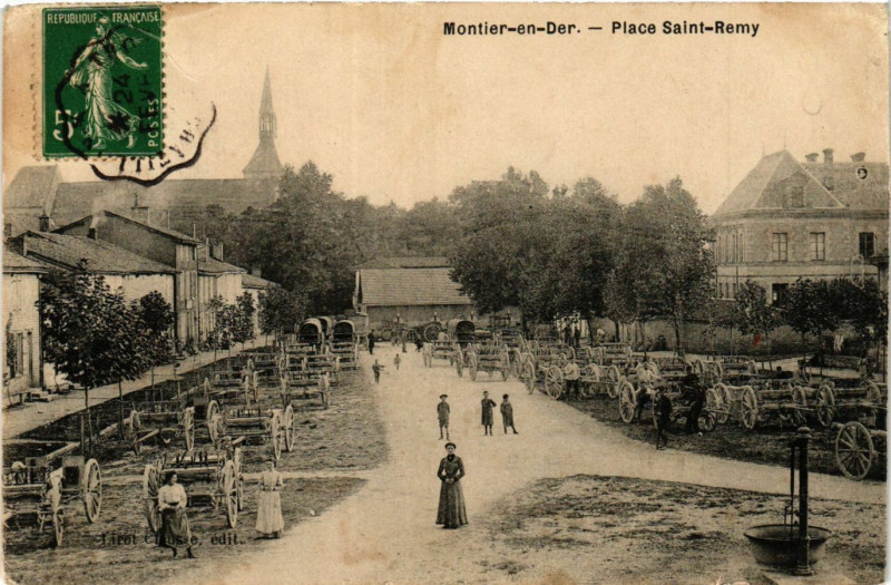 Carte postale ancienne Montier en Der - Place Saint-Remy