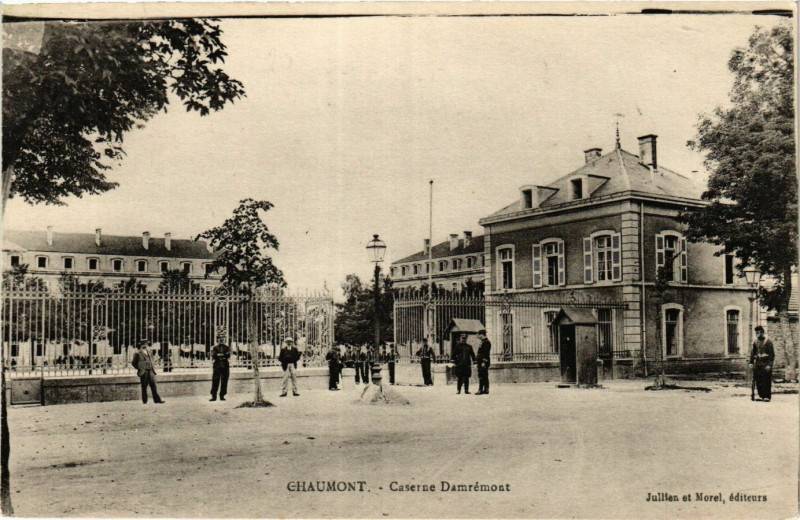 Carte postale ancienne Chaumont - Caserne Damremont à Chaumont