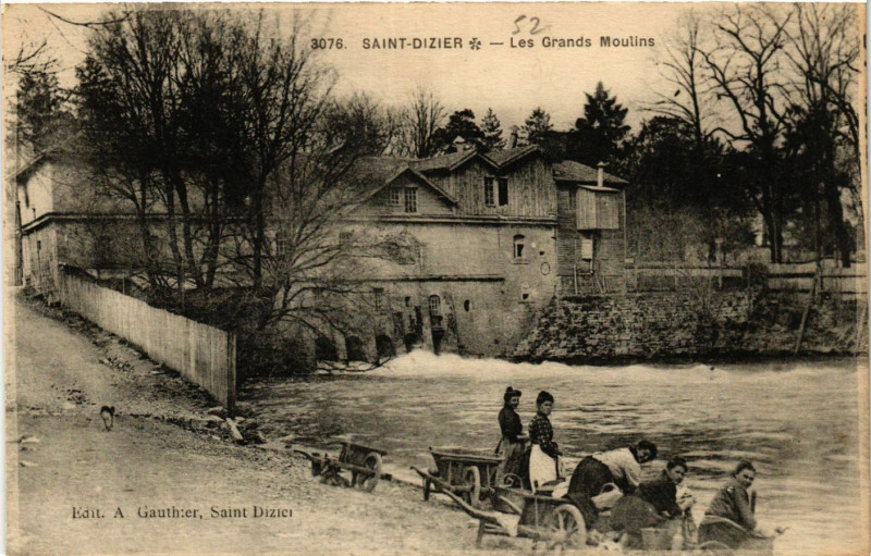 Carte postale ancienne Saint-Dizier - Les Grands Moulins à Saint-Dizier