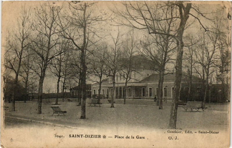 Carte postale ancienne Saint-Dizier - La Place de la Gare à Saint-Dizier
