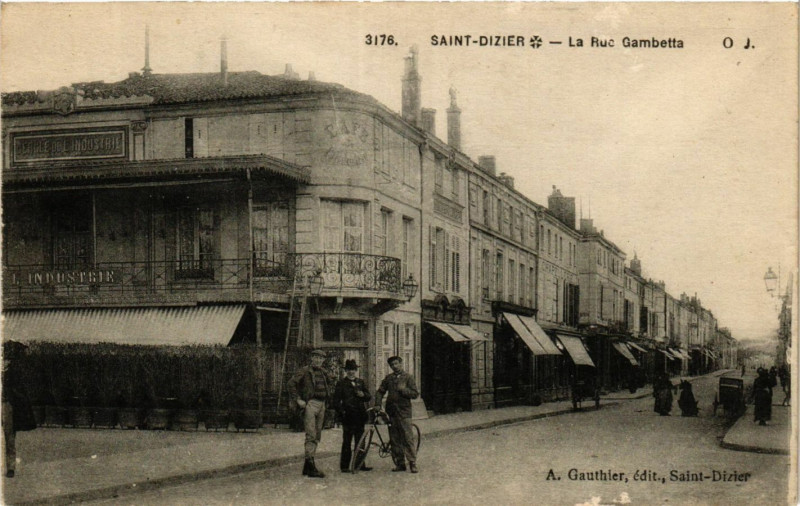 Carte postale ancienne Saint-Dizier - La Rue Gambetta à Saint-Dizier