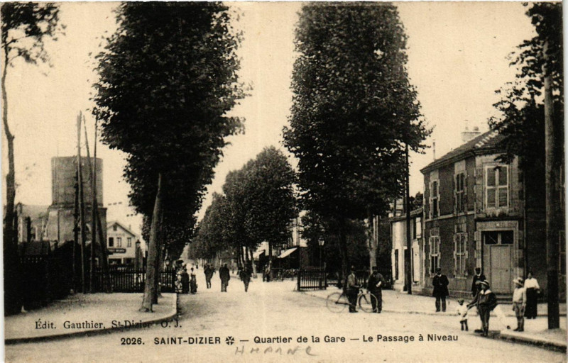Carte postale ancienne Saint-Dizier - Quartier de la Gare - Le Passage a Niveau à Saint-Dizier