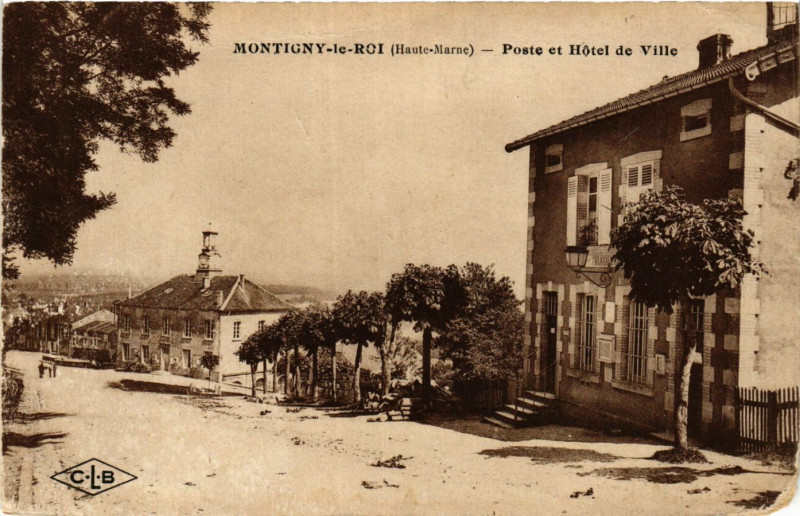 Carte postale ancienne Montigny le Roi - Poste et Hotel de Ville