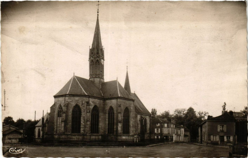 Carte postale ancienne Eclaron - Eglise et route du Der