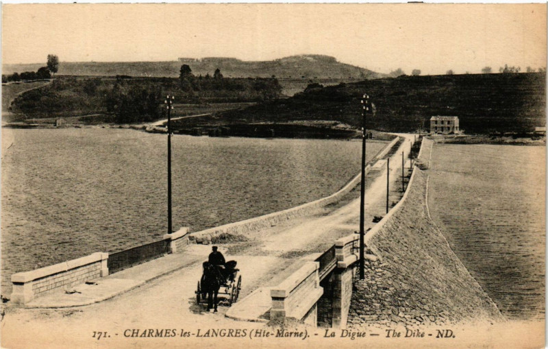 Carte postale ancienne Charmes les Langres - La Digue à Charmes