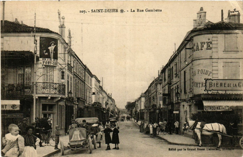 Carte postale ancienne Saint-Dizier - La Rue Gambetta à Saint-Dizier