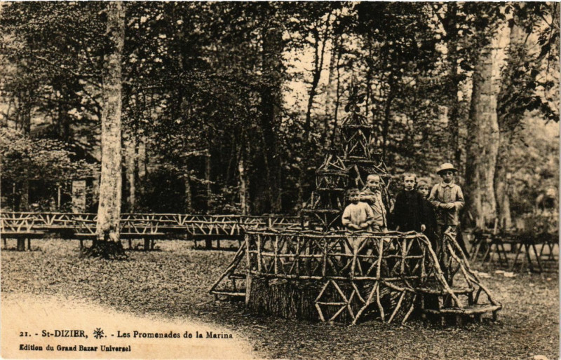 Carte postale ancienne Saint-Dizier - Les Promenades de la Marina à Saint-Dizier