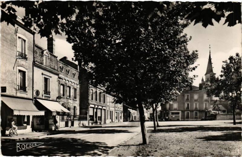 Carte postale ancienne Jarny - Place Henri Genot