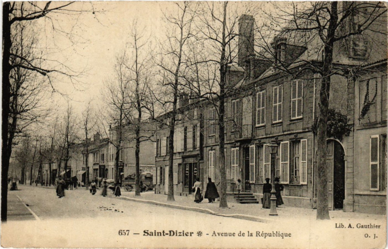 Carte postale ancienne Saint-Dizier - Avenue de la Republique à Saint-Dizier