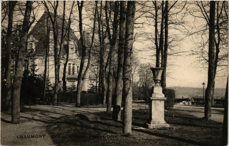 Carte postale ancienne Chaumont - Coin du Square à Chaumont