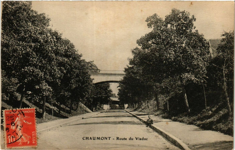 Carte postale ancienne Chaumont - Rue du Viaduc à Chaumont