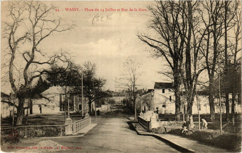 Carte postale ancienne Wassy - Place du 14 Juillet et Rue de la Gare à Wassy