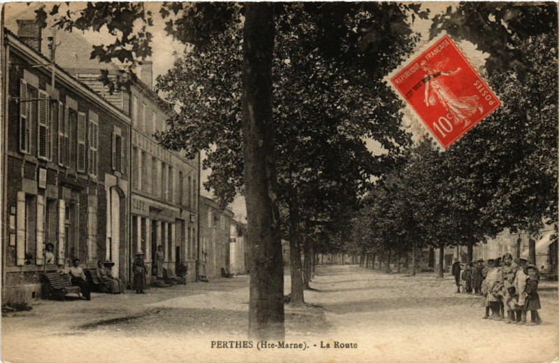Carte postale ancienne Perthes - La Route à Perthes