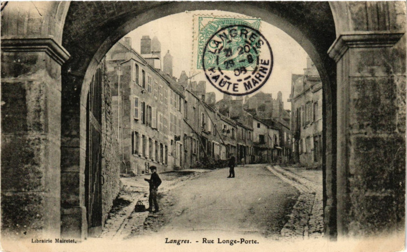 Carte postale ancienne Langres - Rue Longe-Porte à Langres