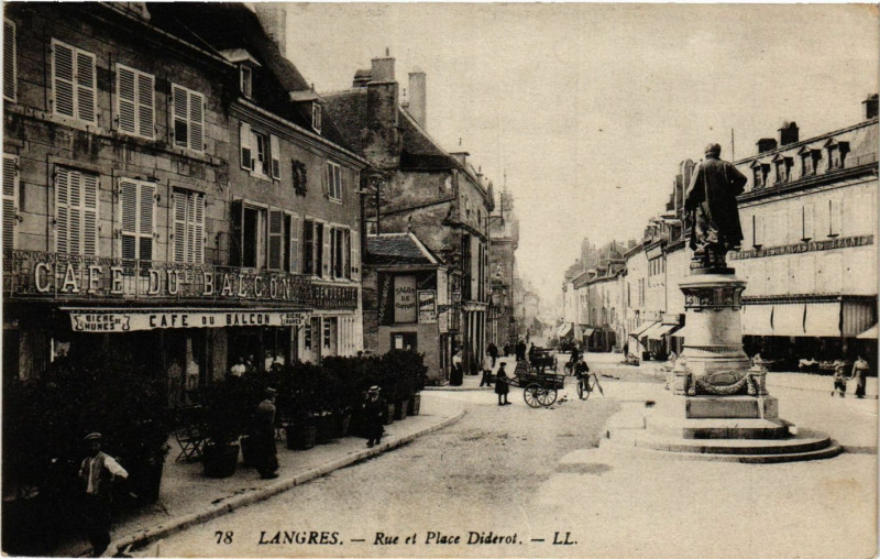 Carte postale ancienne Langres - Rue et Place Diderot à Langres