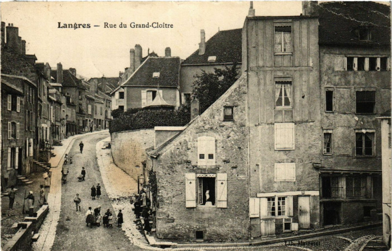 Carte postale ancienne Langres - Rue du Grand-Cloitre à Langres
