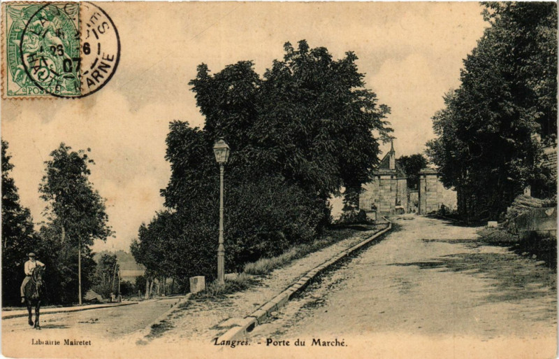 Carte postale ancienne Langres - Porte du Marche à Langres