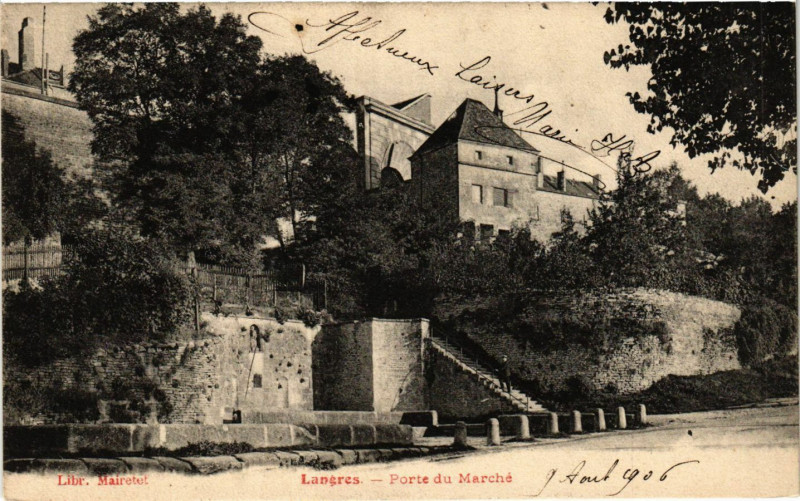 Carte postale ancienne Langres - Porte du Marche à Langres