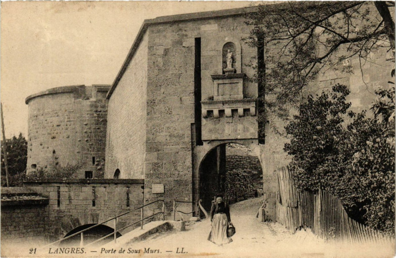 Carte postale ancienne Langres - Porte des Sous Murs à Langres
