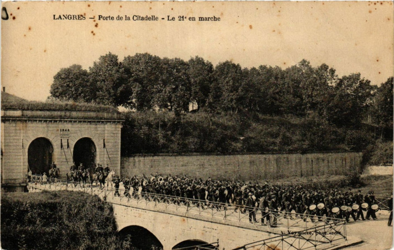 Carte postale ancienne Langres - Porte de la Citadelle à Langres