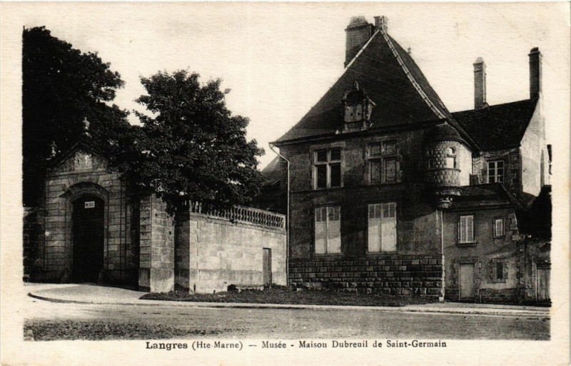Carte postale ancienne Langres - Musee - Maison Dubreuil de Saint-Germain à Langres