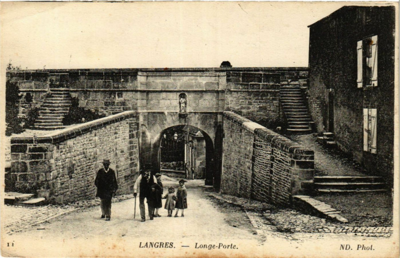 Carte postale ancienne Langres - Longe Porte à Langres