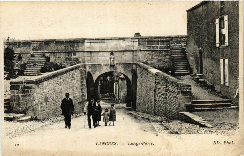Carte postale ancienne Langres - Longe Porte à Langres