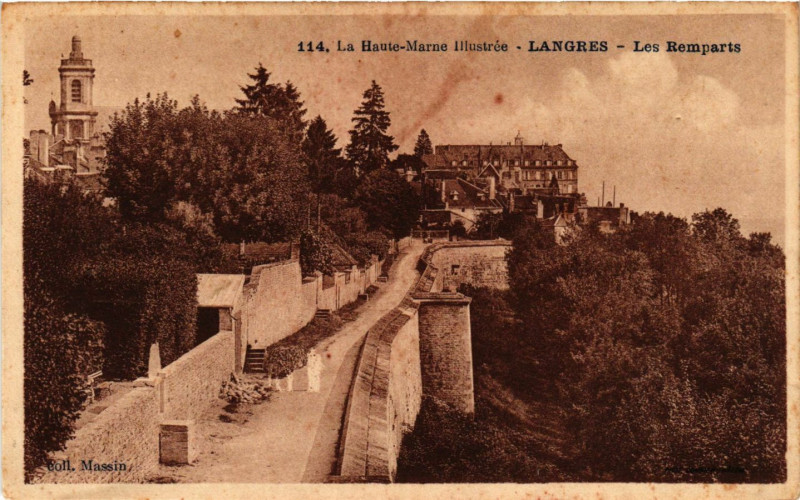 Carte postale ancienne Langres - Les Remparts à Langres