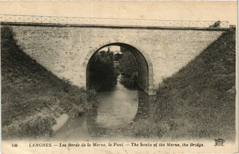 Carte postale ancienne Langres - Les Bords de la Marne à Langres