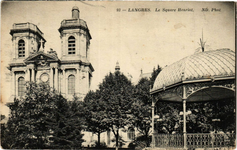 Carte postale ancienne Langres - Le Square Henriot à Langres