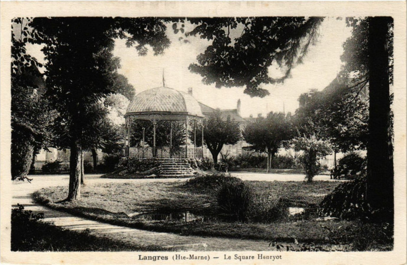 Carte postale ancienne Langres - Le Square Henriot à Langres