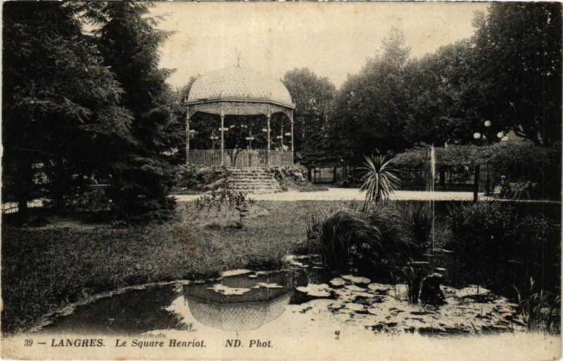 Carte postale ancienne Langres - Le Square Henriot à Langres