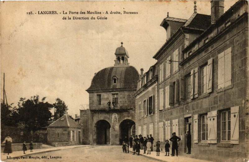 Carte postale ancienne Langres - La Porte du Moulins à Langres