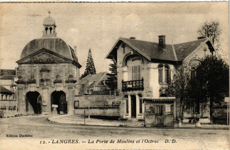 Carte postale ancienne Langres - La Porte de Moulins et l'Octroi à Langres