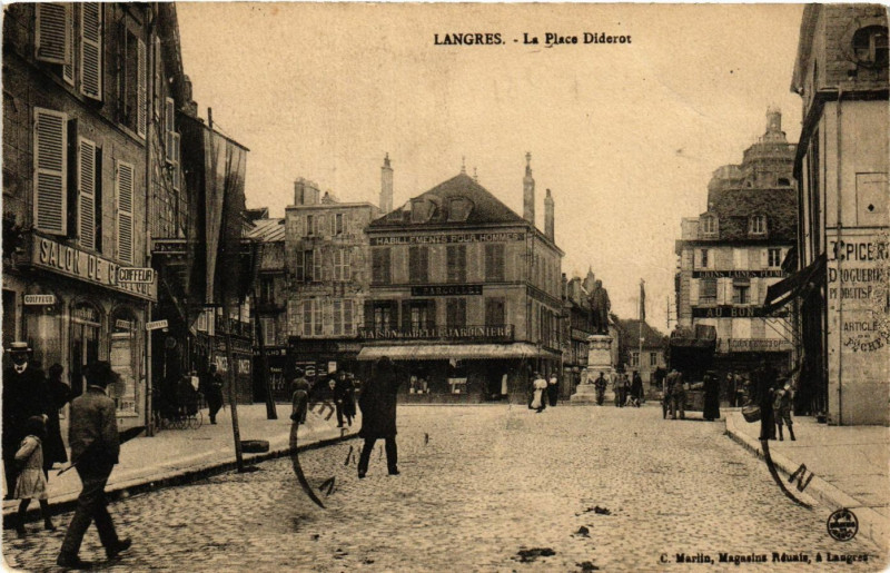 Carte postale ancienne Langres - La Place Diderot à Langres
